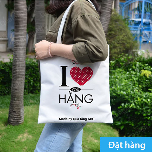 Hình ảnh một chiếc bánh sinh nhật được trang trí với nhiều ngọn nến màu xanh và hồng rực rỡ, tạo không khí lễ hội.