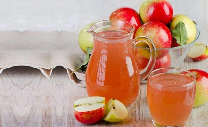 Hình ảnh một chiếc máy xay sinh tố đang xay táo để làm nước ép cho bé, nhấn mạnh quá trình tự làm tại nhà