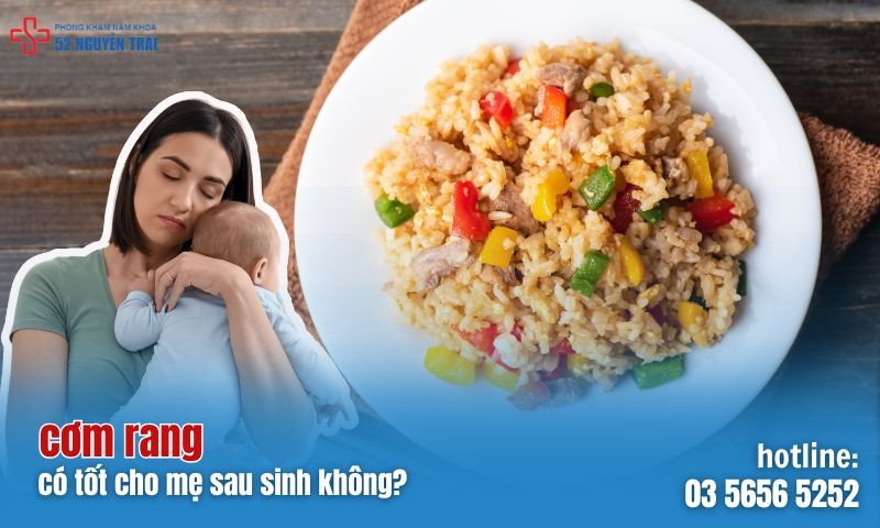Hình ảnh một đĩa cơm rang thập cẩm thơm ngon, chứa trứng, rau củ, đặt trên bàn ăn, minh họa món ăn bà đẻ có được ăn cơm rang không một cách hợp lý và đủ dinh dưỡng.