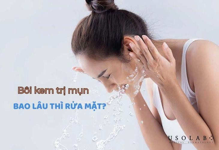 Hình ảnh một người đang bôi kem trị mụn lên vùng da bị mụn, minh họa cách sử dụng đúng cách