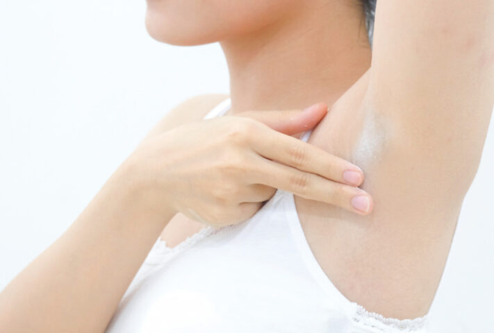 Hình ảnh một người phụ nữ đang chăm sóc da nách, minh họa các bước sau khi nhổ lông nách nên làm gì để duy trì vùng da trắng mịn