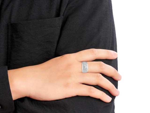 Hình ảnh người đàn ông đeo nhẫn và đồng hồ, gợi ý quà tặng trang sức cho Ngày của Ba