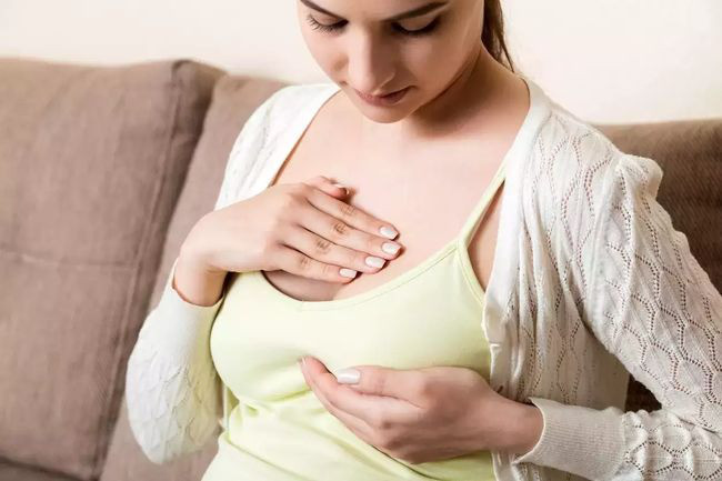 Hình ảnh người mẹ đang vệ sinh vùng ngực, hướng dẫn cách chăm sóc để nhanh hết sữa sau cai sữa