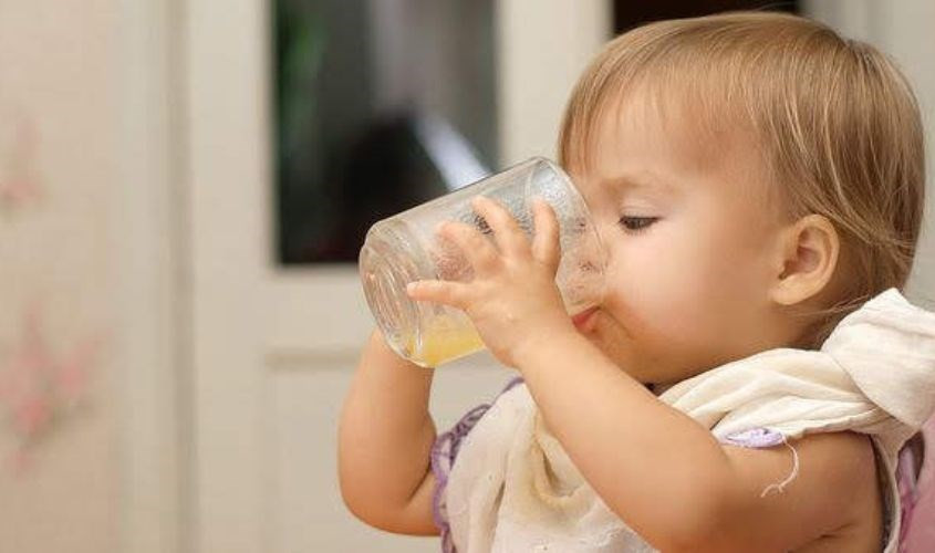 Hình ảnh người mẹ không cho con uống nước cam vào buổi tối để tránh tác động xấu