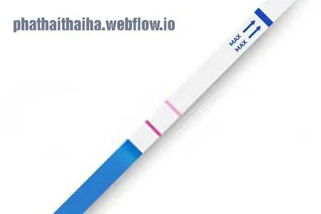 Hình ảnh que thử thai với hai vạch nằm cách xa nhau, cần kiểm tra lại để xác định nguyên nhân chính xác