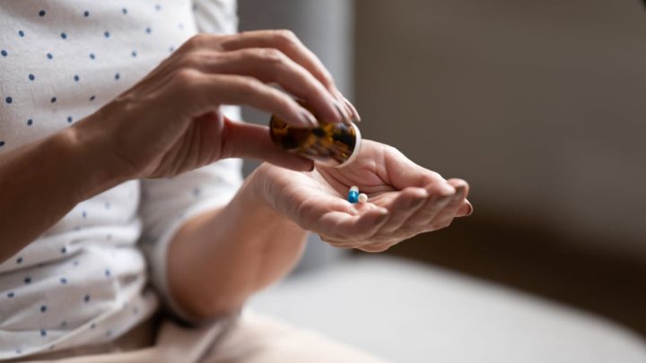 Hình ảnh thuốc Misoprostol được sử dụng để điều trị sót nhau thai và hỗ trợ co bóp tử cung