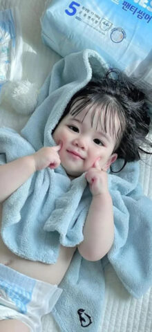 Hình nền bé gái dễ thương với nụ cười rạng rỡ, ánh mắt trong veo
