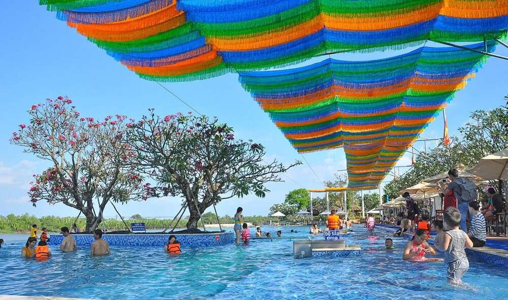 Hồ bơi Lego tại khu du lịch The BCR, một khu vui chơi trẻ em quận 9