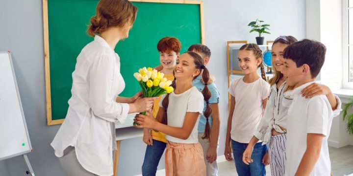 Học sinh tặng hoa và lời chúc 20 11 cô giáo