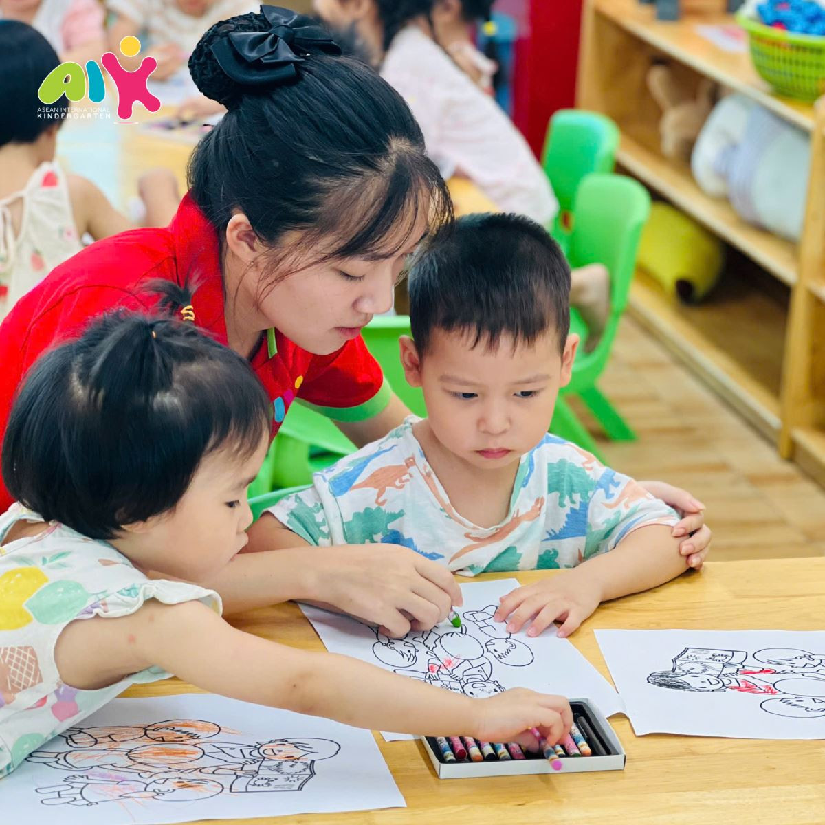 Học sinh tô màu tranh cô giáo và các bạn trong giờ học