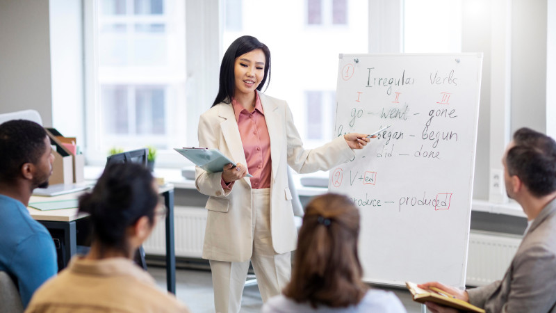 Học sinh và cô giáo chủ nhiệm chụp ảnh kỷ niệm, thể hiện lời chúc 20/11 cho cô giáo ngắn gọn và chân thành