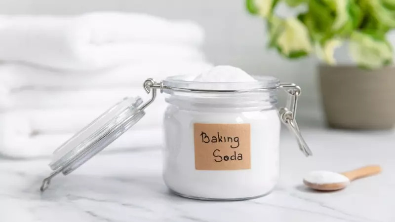 Hỗn hợp baking soda và nước là cách gỡ kẹo cao su dính tóc