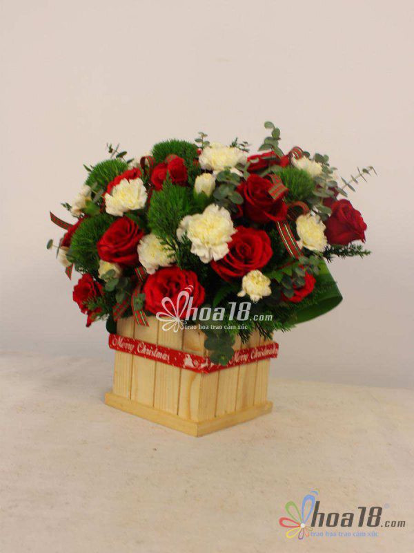 Hộp hoa cẩm chướng hồng cắm theo chủ đề mẹ, thể hiện sự dịu hiền và bao dung