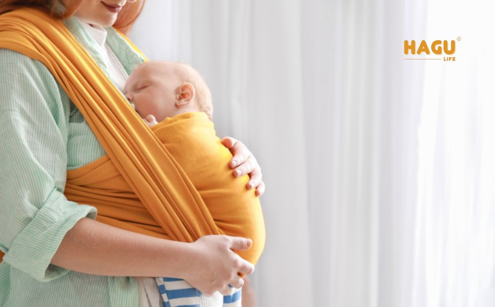 Hướng dẫn chi tiết cách địu bé 3 tháng tuổi an toàn trong tư thế úp ngực, mẹ và bé gần gũi.