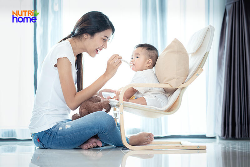 Hướng dẫn chi tiết về chế độ ăn dặm cho bé 8 tháng tuổi, giúp mẹ chuẩn bị bữa ăn khoa học.