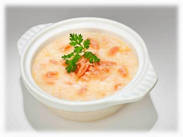 Cà chua tươi đỏ sau khi băm nhỏ để nấu cháo cá chẽm cho bé