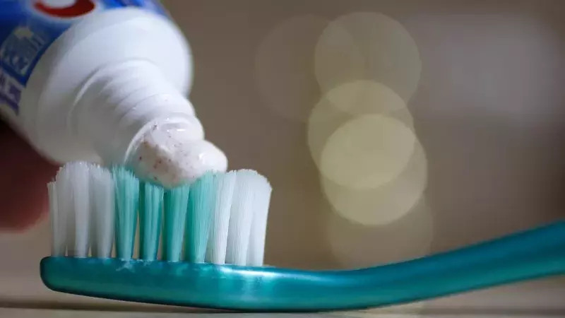 Kem đánh răng giúp làm lỏng bã kẹo cao su dính tóc