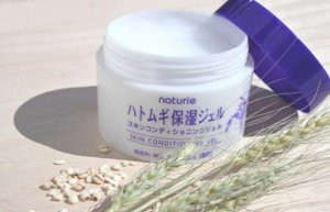 Kem dưỡng ẩm Naturie Hatomugi với thành phần chính từ hạt ý dĩ tự nhiên, hỗ trợ dưỡng ẩm chuyên sâu