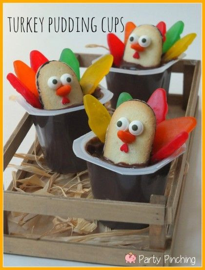 Kết hợp hộp sữa chua với bánh quy để làm con gà