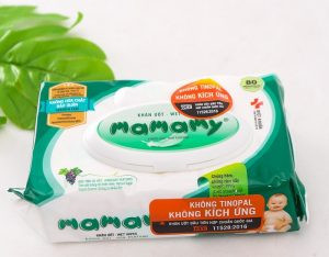 Khăn ướt Mamamy với bao bì sản phẩm, thể hiện cam kết an toàn cho bé