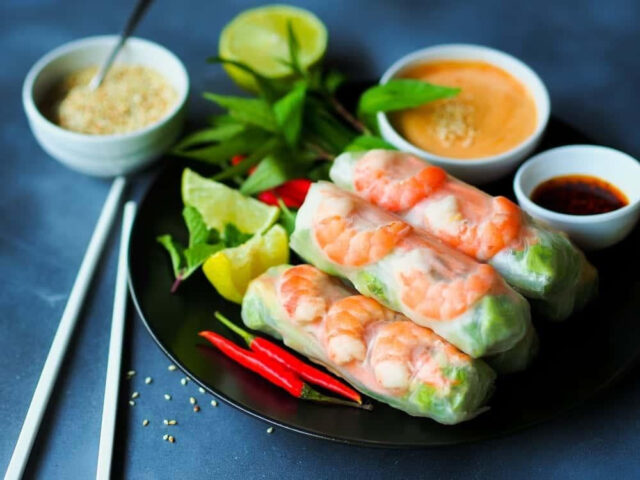 Khay tôm tươi sống đã được sơ chế, chuẩn bị cho các món ăn dinh dưỡng dành cho phụ nữ sau sinh.