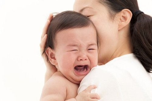 Khi bị kiết lỵ, trẻ nhỏ sẽ có biểu hiện quấy khóc trước khi đại tiện