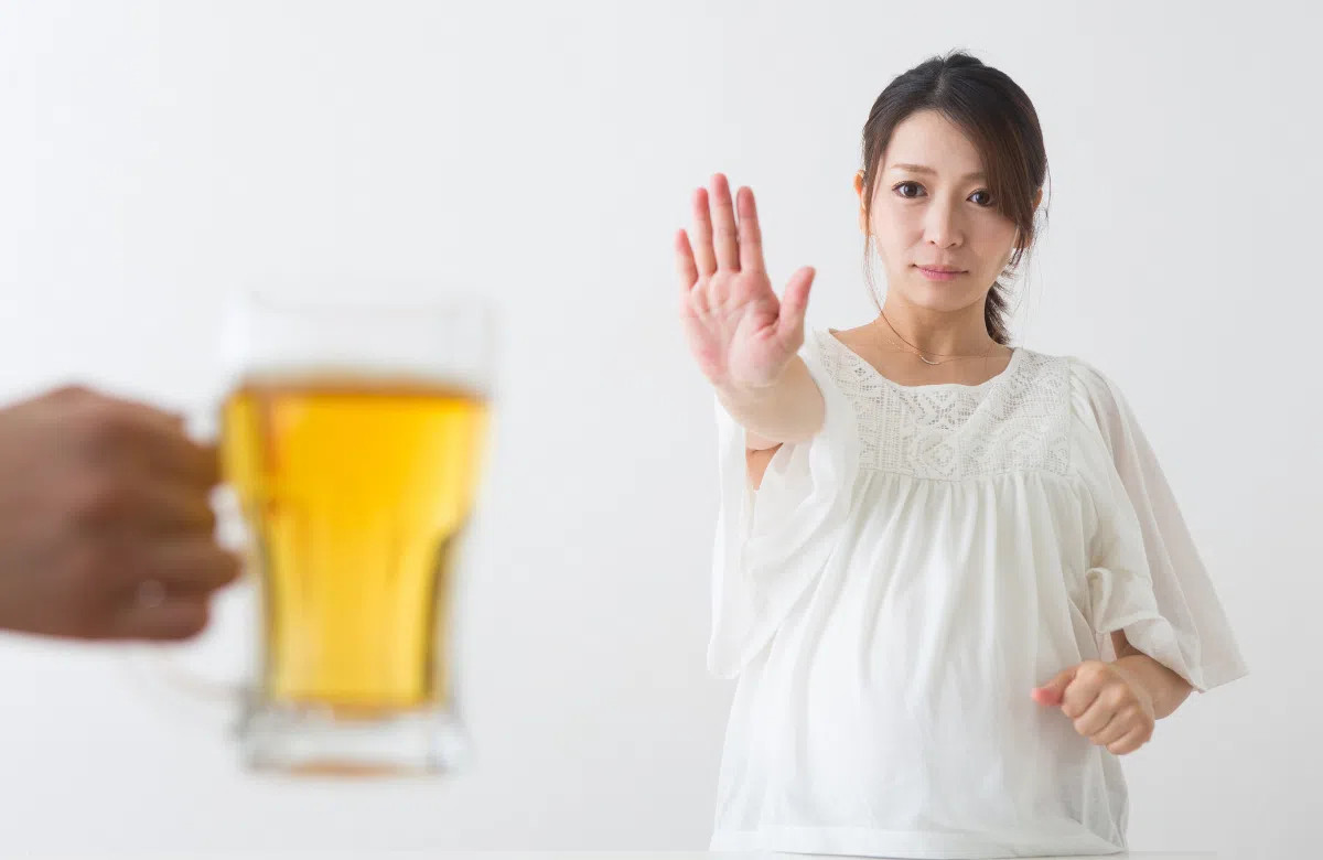 Khi mang thai cần tránh xa rượu bia và các thức uống có cồn để bảo vệ thai nhi
