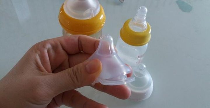 Núm cao su có hiện tượng biến dạng và mỏng hơn