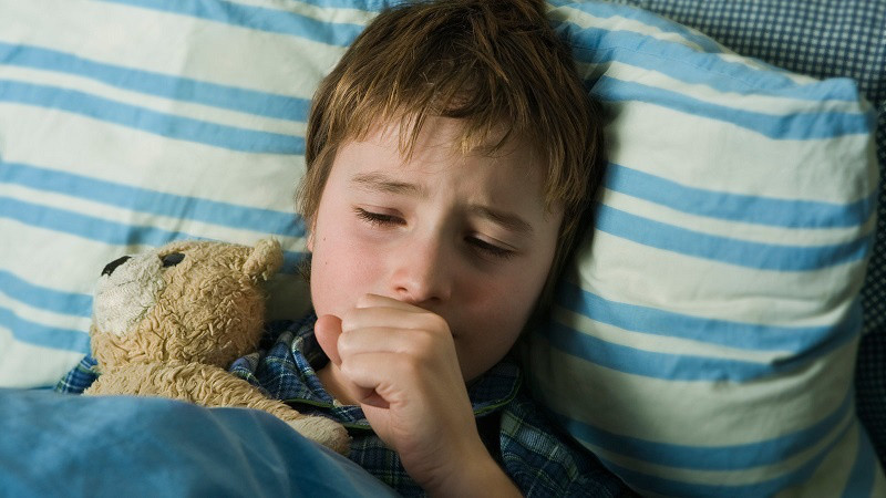 Khi nhiệt độ quá lạnh và không khí khô có thể làm cho trẻ bị ho vào ban đêm