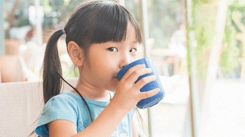 Khi trẻ bị ho hãy chú ý cho trẻ uống đủ nước