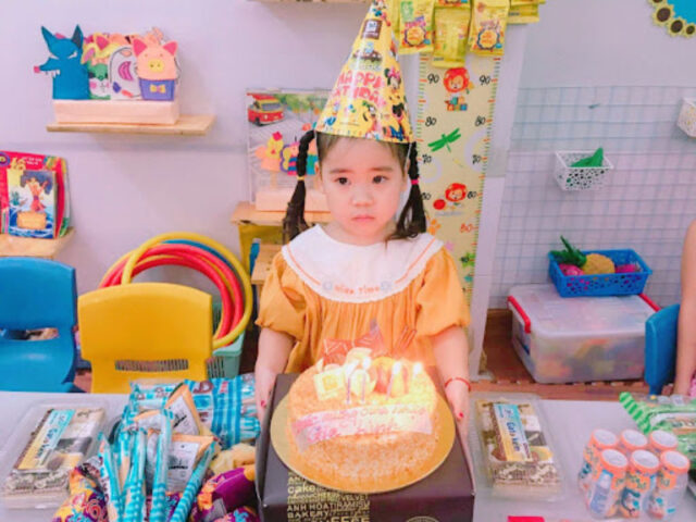 Khoảnh khắc đáng yêu của bé cùng bánh sinh nhật, gợi ý cho chúc mừng sinh nhật em bé ý nghĩa