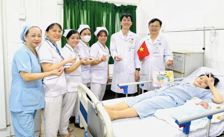 Khoảnh khắc em bé sơ sinh ngủ say trong vòng tay mẹ, tràn đầy tình yêu thương.