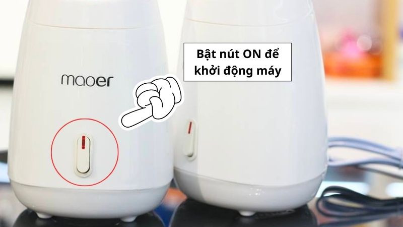 Khởi động máy xông hơi Maoer bằng cách bật nút nguồn, sẵn sàng cho quá trình làm đẹp