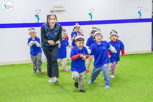 Không gian lớp học tràn ngập ánh sáng tại trường mầm non quốc tế Center Kids Hà Nội, nơi trẻ khám phá khoa học