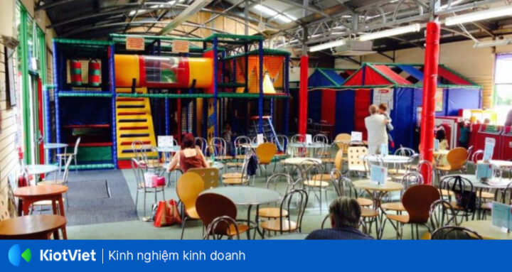 Không gian quán cafe tích hợp khu vui chơi trẻ em, nơi bố mẹ thư giãn và con thỏa sức khám phá