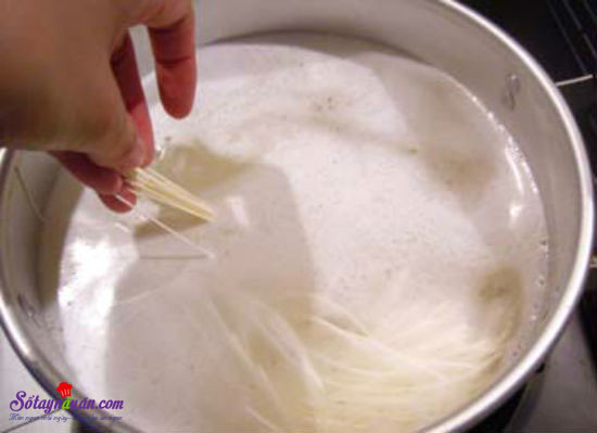 Khuấy nhẹ mì somen khi nấu để sợi mì tơi