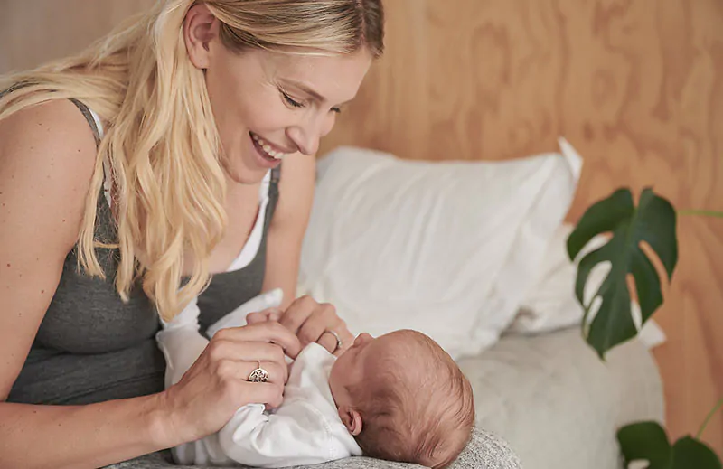 Mẹ bỉm thư giãn giúp việc kích sữa bằng máy hút sữa đạt hiệu quả tốt