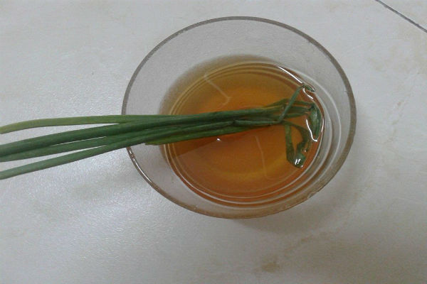Kiểm tra mật ong bằng hành lá
