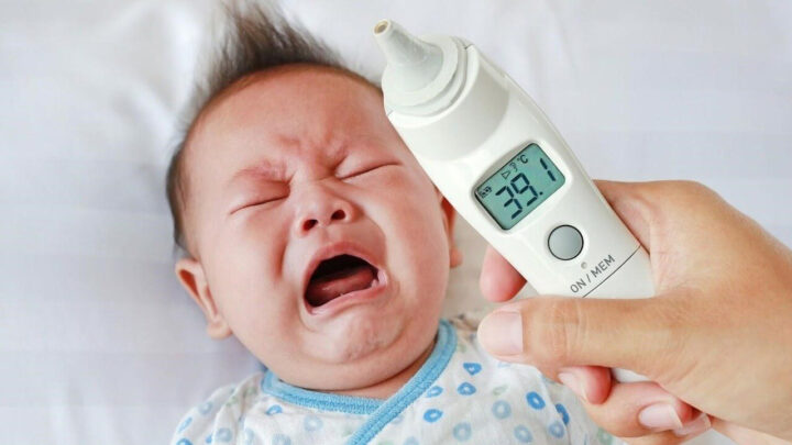 Kiểm tra thân nhiệt trẻ sơ sinh để xác định cách hạ sốt tại nhà cho bé