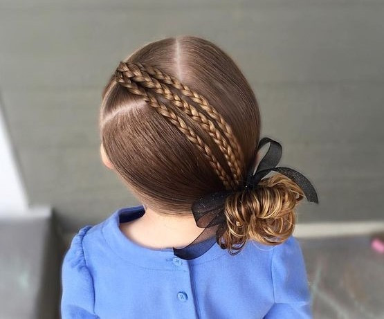 Kiểu tết tóc búi cao kết hợp tết mái, gọn gàng cho bé gái tóc ngang vai
