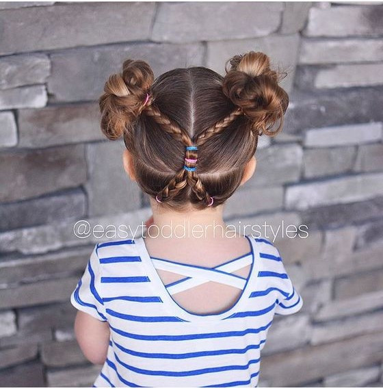 Kiểu tết tóc Pháp hai bên với dây buộc nơ, tăng thêm sự đáng yêu cho bé gái