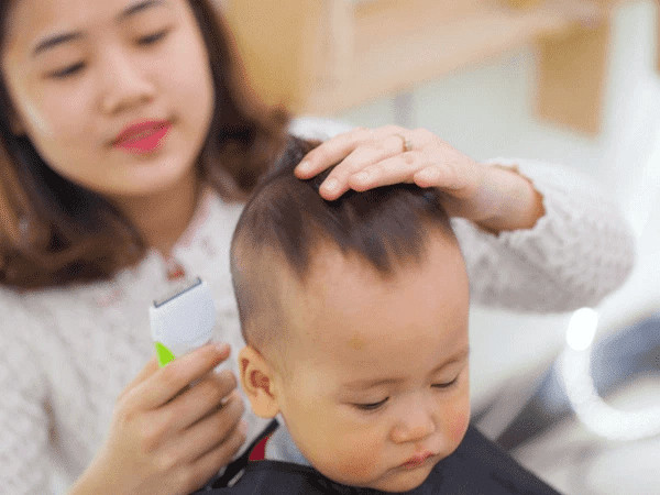Kiểu tóc đầu trọc siêu đáng yêu cho bé trai sơ sinh mặt tròn