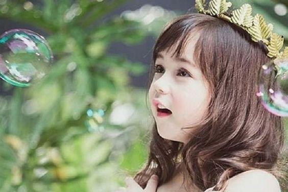 Kiểu tóc xoăn lọn to giúp gương mặt bé gái Hàn Quốc thêm hài hòa