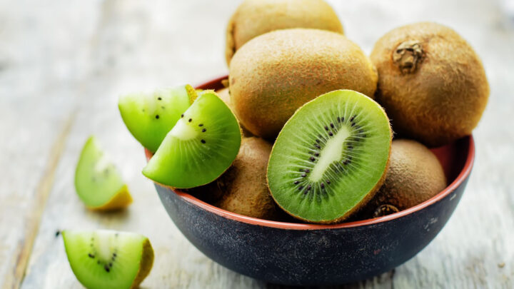 Kiwi giúp giảm chướng bụng, khó chịu khi tới tháng nhờ hàm lượng actinidia.