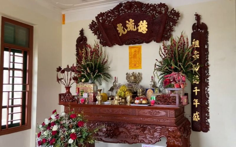 Kỹ thuật sắp xếp các cành hoa thấp dần để có mẫu cắm hoa bàn thờ đẹp đơn giản và cân đối