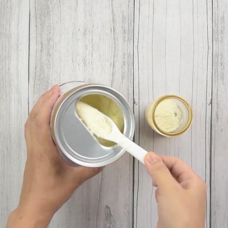 Lắc đều bình sữa để hòa tan sữa bột khi làm cháo bánh mì cho bé