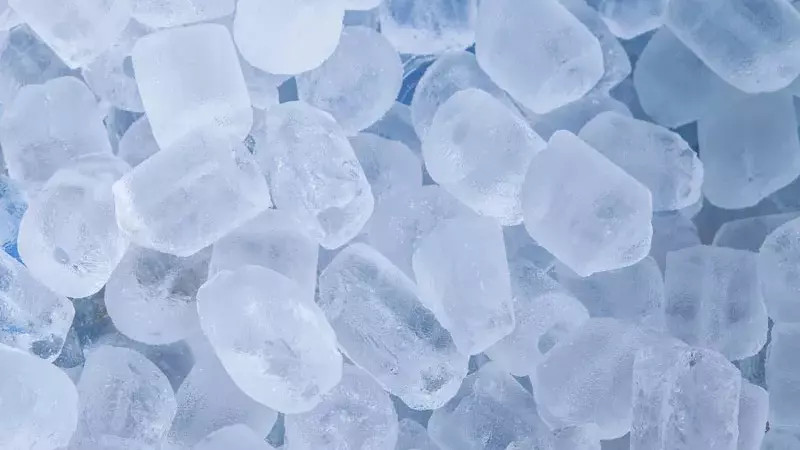 Làm đông cứng kẹo cao su dính tóc bằng đá lạnh
