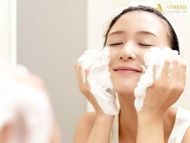 Làm sạch da mặt trước khi đắp mặt nạ mật ong trứng gà