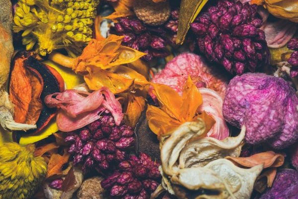Làm thơm phòng ngủ tự nhiên bằng potpourri thảo mộc và hoa khô