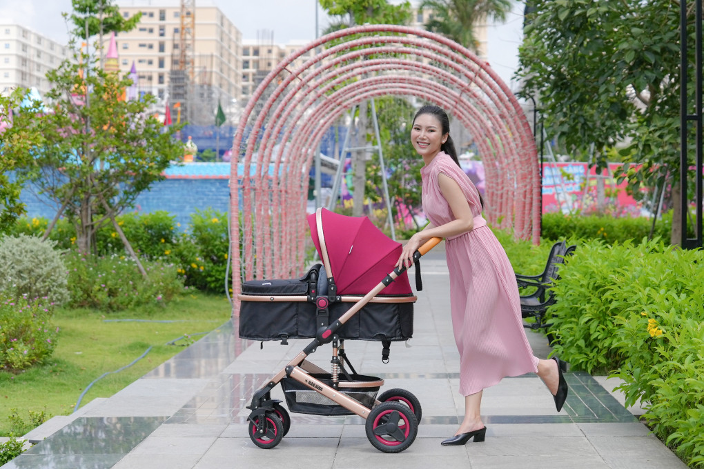 Lau chùi khung xe đẩy trẻ em bằng vải mềm và nước sạch